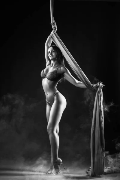 美しいブルネットの女の子体操着ランジェリー官能的にとf — ストック写真
