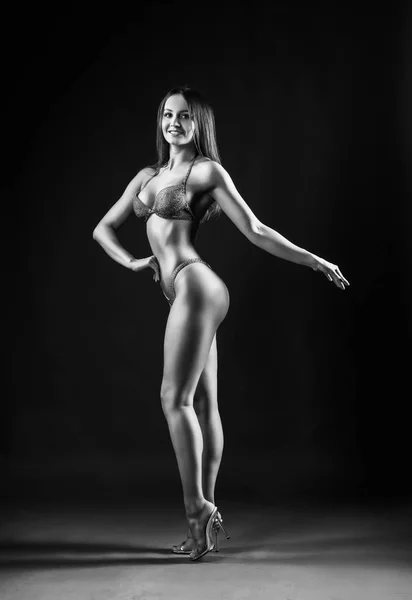 美しいブルネットスポーティな運動少女身に着けているランジェリー官能的な — ストック写真
