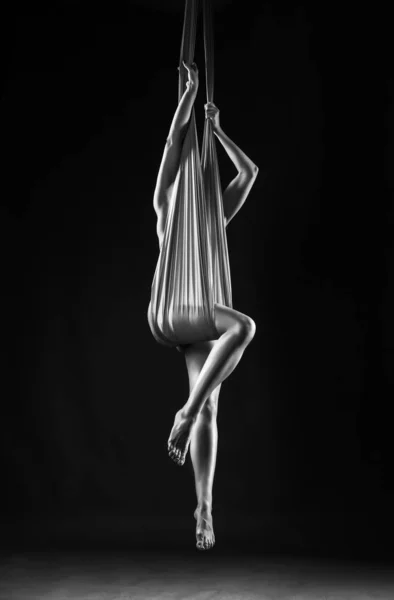 Piękna brunetka dziewczyna gimnastyczka w bieliźnie zmysłowo i f — Zdjęcie stockowe