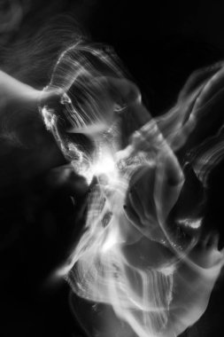 Kavramsal tek renkli siyah beyaz yenilikçi bir portre. 