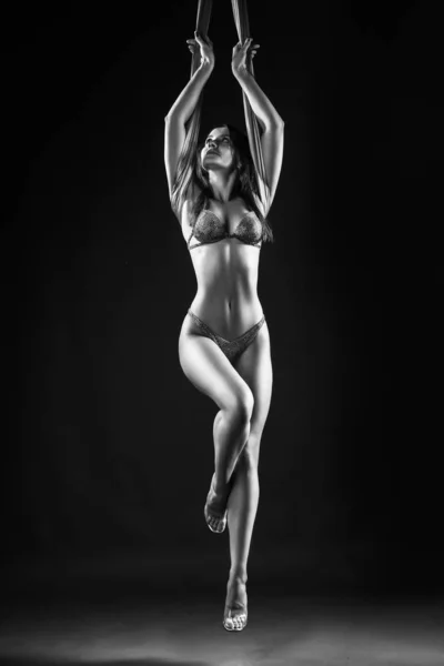 Linda morena menina ginasta vestindo lingerie sensualmente e f — Fotografia de Stock