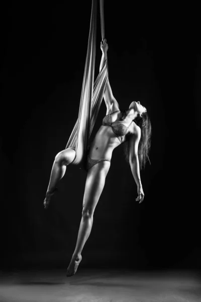 Vacker brunett flicka gymnast bär underkläder sensuellt och f — Stockfoto