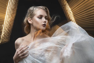 Saçları rüzgarla dalgalanan güzel sarışın kız.,