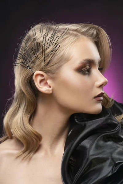 Bela jovem loira com penteado na moda cobrindo seu b — Fotografia de Stock