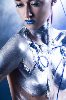 Güzel, ince, üstsüz, vücudu s ile kaplı bir sayborg kız.