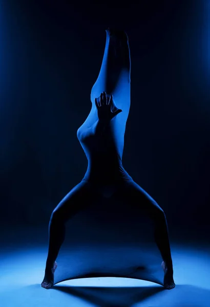 Slim girl wearing a white bodysuit dances a modern avant garde d — Stock Photo, Image