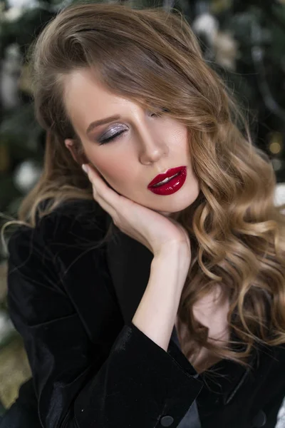 Portrait of a beautiful blonde girl with red lips and evening ma — Stock Photo, Image