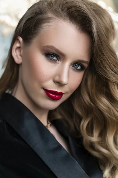 Portrait of a beautiful blonde girl with red lips and evening ma — Stock Photo, Image