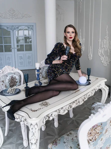 Güzel, ince bacaklı, kırmızı dudaklı, seksi bir kız.