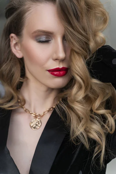 Portret van een mooi blond meisje met rode lippen en 's avonds ma — Stockfoto