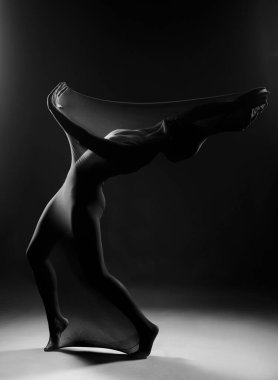 Beyaz bir beden giyen zayıf kız modern bir avangard dansı yapıyor.