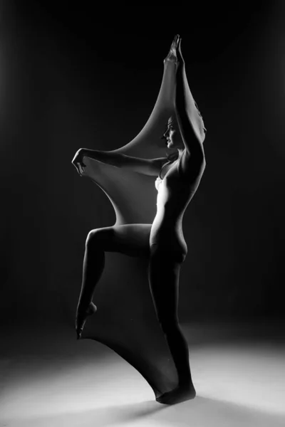 Chica delgada con un traje de cuerpo blanco baila una vanguardia moderna d —  Fotos de Stock