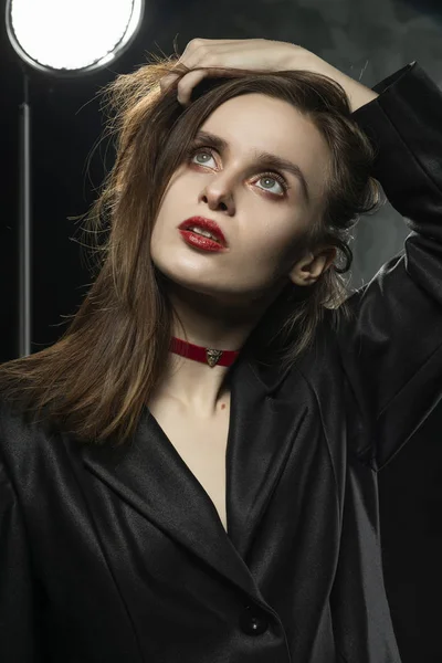 Hermosa chica delgada modelo con labios rojos, con una chaqueta negra , —  Fotos de Stock