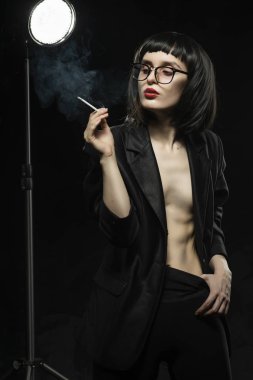 Güzel, sütyensiz, kırmızı dudaklı, düğmesiz bir kız. 