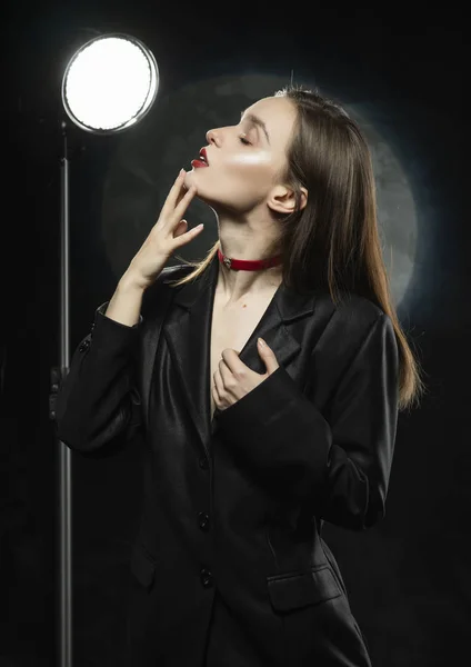 Krásná štíhlá dívka modelka s červenými rty, na sobě černé sako, — Stock fotografie