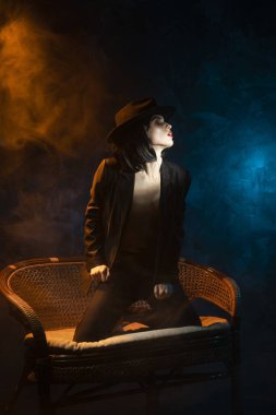 Güzel sutyensiz kız, düğmesiz siyah bir ceket giyiyor, esmer.