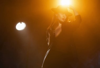 Güzel sutyensiz aktris kız, düğmesiz ceket giyiyor ve...