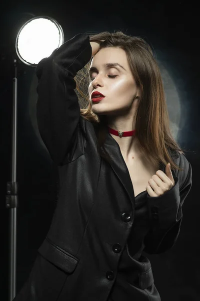 Hermosa chica delgada modelo con labios rojos, con una chaqueta negra , —  Fotos de Stock