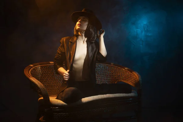 Красивая девушка без лифчика, в расстегнутом черном пиджаке, брюне — стоковое фото