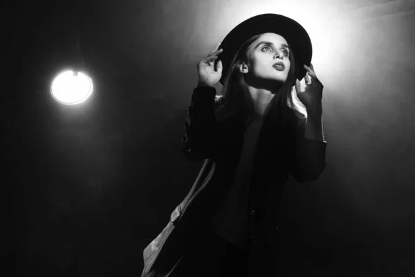 Düğmeleri Iliklenmemiş Bir Ceket Şapka Giyen Güzel Sutyensiz Aktris Kız — Stok fotoğraf