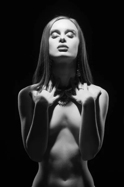 Güzel Ince Çıplak Bir Kız Sadece Takı Takıyor Elleri Siyah — Stok fotoğraf