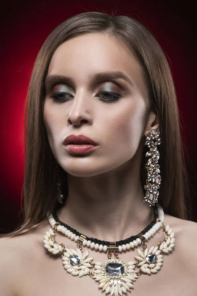 Krásná Štíhlá Nahá Dívka Nosí Pouze Šperky Pózuje Černém Červeném — Stock fotografie