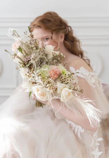 Ramo Flores Boda Hecho Rosas Blancas Otras Flores Sostiene Sus — Foto de Stock