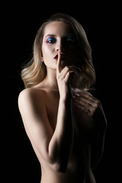 青いメイクの美しいトップレス巨乳の女の子は 暗い背景に彼女の唇に指を入れて 沈黙のジェスチャーを示しています 商業デザイン — ストック写真