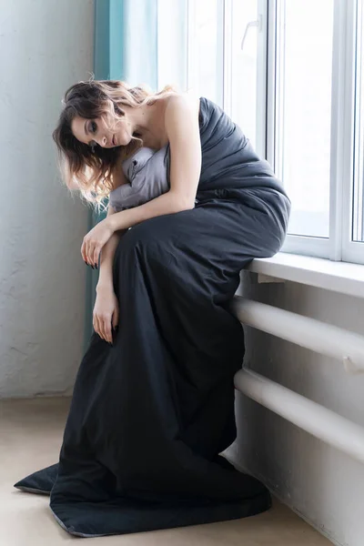 Krásná Prsatá Dívka Nahoře Bez Oblečená Kalhotek Smyslně Zakryje Prsa — Stock fotografie
