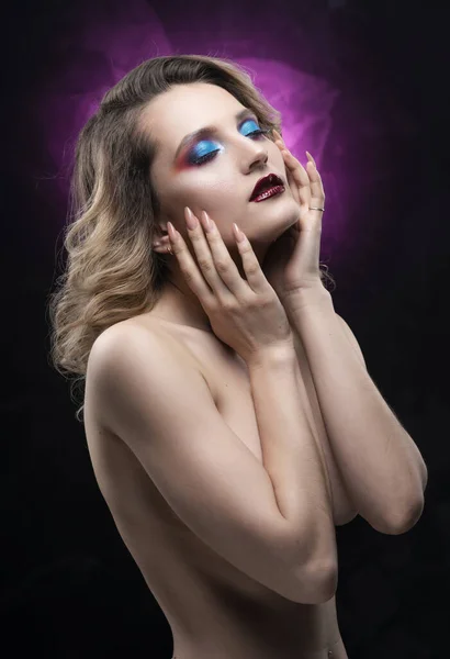Hermosa Chica Tetona Topless Con Maquillaje Azul Posa Sobre Fondo —  Fotos de Stock