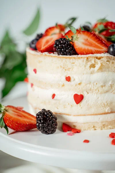White Berry Cream Cake Decorated Strawberries Blackberries Lilac Flowers Green — Stock Photo, Image
