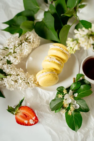 Gele Makaroon Koekjes Tussen Witte Bloemen Van Lila Groene Bladeren — Stockfoto