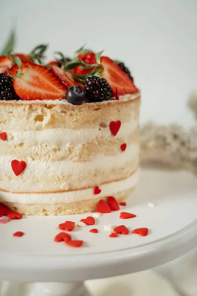 White Berry Cream Cake Decorated Strawberries Blackberries Lilac Flowers Green — Stock Photo, Image