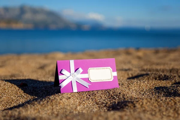 Cajas de regalo en una playa —  Fotos de Stock