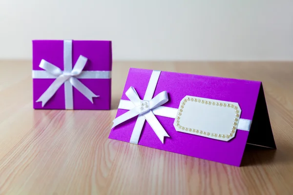 Coffret cadeau et carte de lieu — Photo