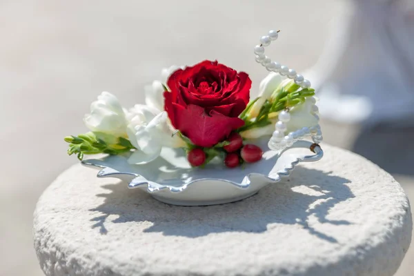 Bandeja de flores e anéis de casamento Fotos De Bancos De Imagens