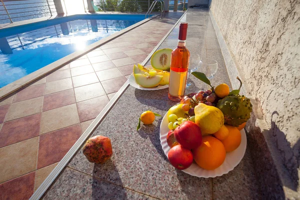 Breakfast next to pool — Stock Photo, Image