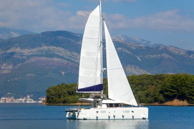 Tivat Bay yelkenli katamaran