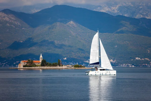 Plachtění katamarán v Tivat bay — Stock fotografie