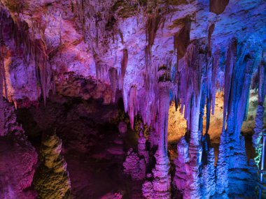 Renkli mağara resim