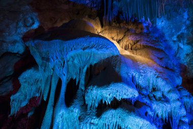 Renkli mağara resim