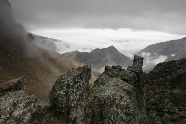 Imagen de montañas oscuras —  Fotos de Stock