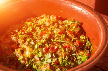 Natürmort gelen bir rus bir kil kase içinde basit bir sebze salatası