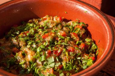 Natürmort gelen bir rus bir kil kase içinde basit bir sebze salatası