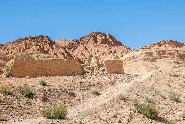 Een oude verwoeste stenen muur in een berg woestijn — Stockfoto