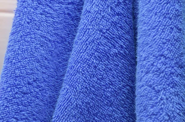 Toallas de baño secas onduladas de color azul colgando en primer plano del baño —  Fotos de Stock