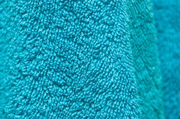 Vlnité suché osušky barvy akvamarín visí v koupelně clo — Stock fotografie