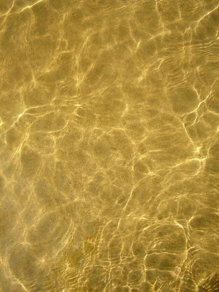 Zand kan worden gezien door een heldere transparante water structuur met — Stockfoto