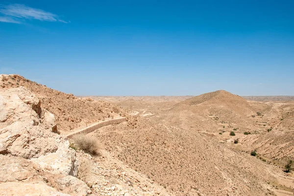 Vernietigd lang stenen muren in de woestijn — Stockfoto