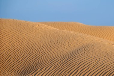 Kabarık dunes gündoğumu veya günbatımı çölde
